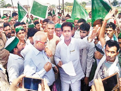 bku Leader giving a memorandum to the SDM.