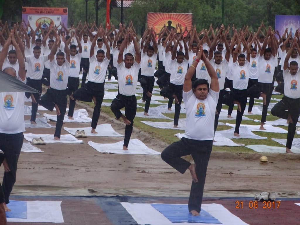 crpf personnel learned to perform yoga skills