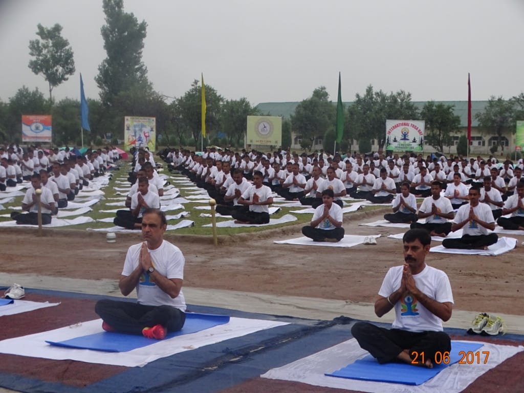 crpf personnel learned to perform yoga skills