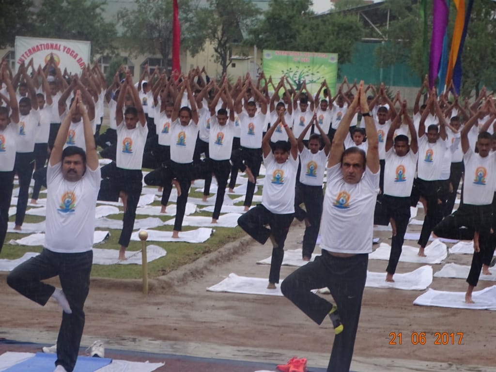 crpf personnel learned to perform yoga skills