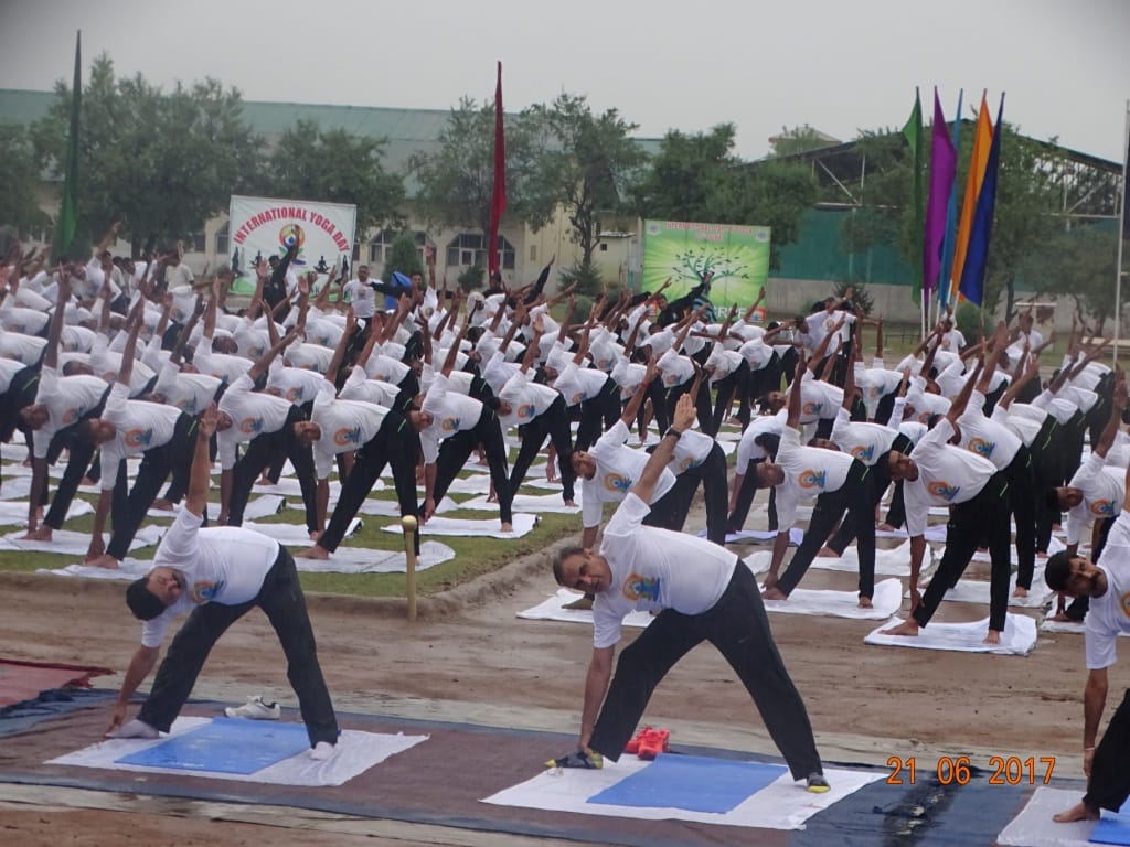 crpf personnel learned to perform yoga skills