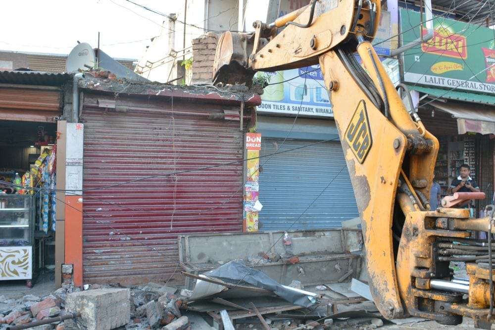 encroachment action by police and DM team in dehradun