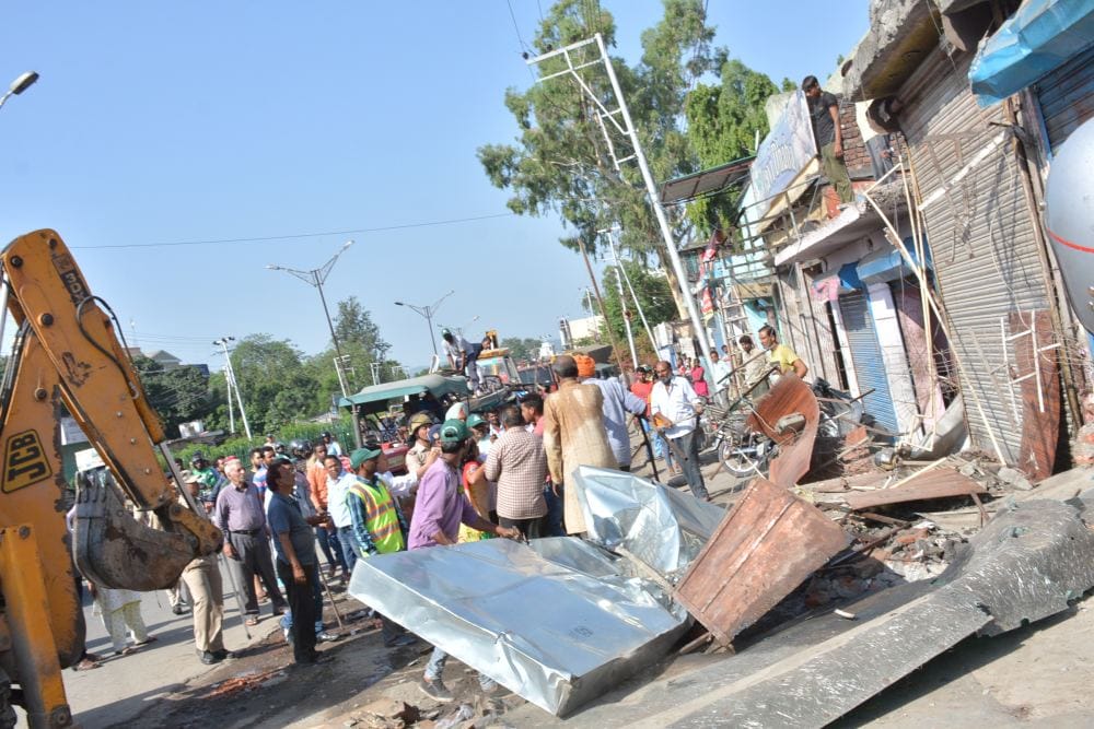 BJP leaders and bussiness men fight with police and sdm team during encroachment