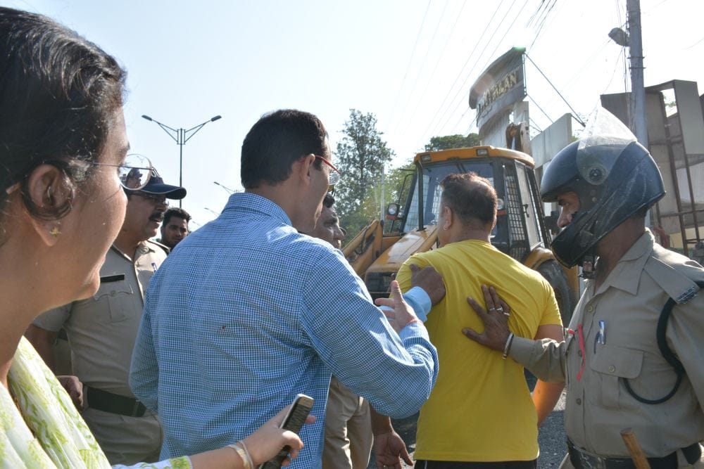 BJP leaders and bussiness men fight with police and sdm team during encroachment