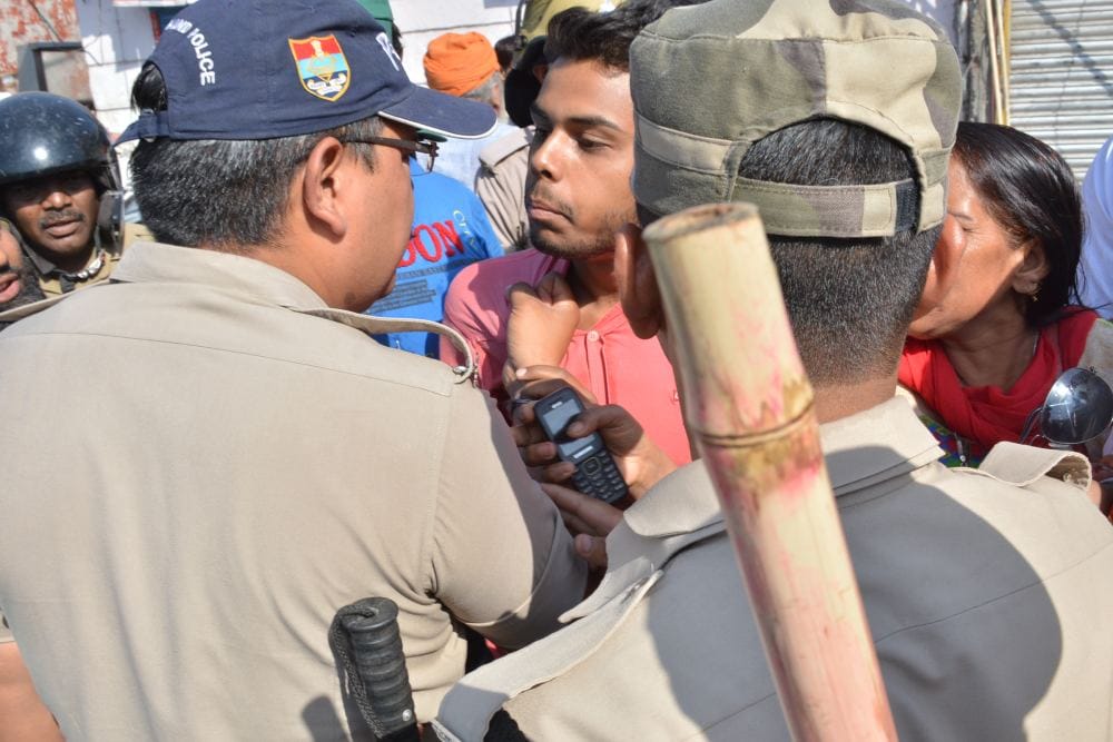 BJP leaders and bussiness men fight with police and sdm team during encroachment