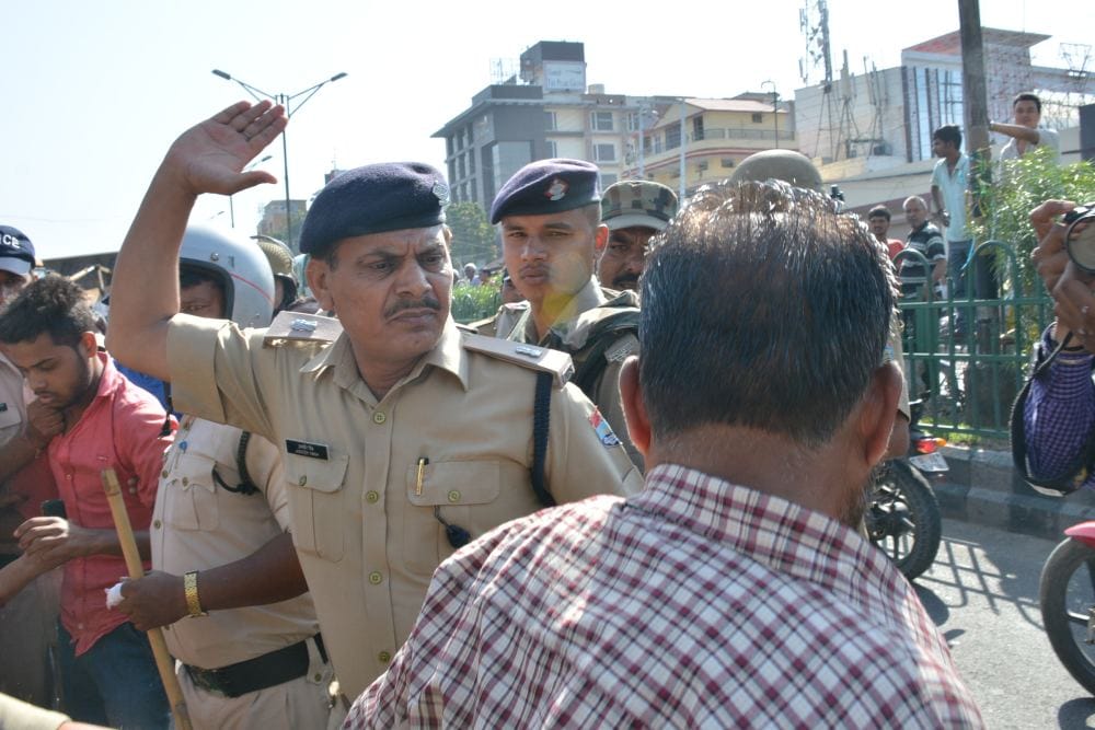 BJP leaders and bussiness men fight with police and sdm team during encroachment