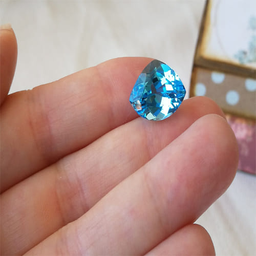 identification of good topaz or pukhraj gemstone