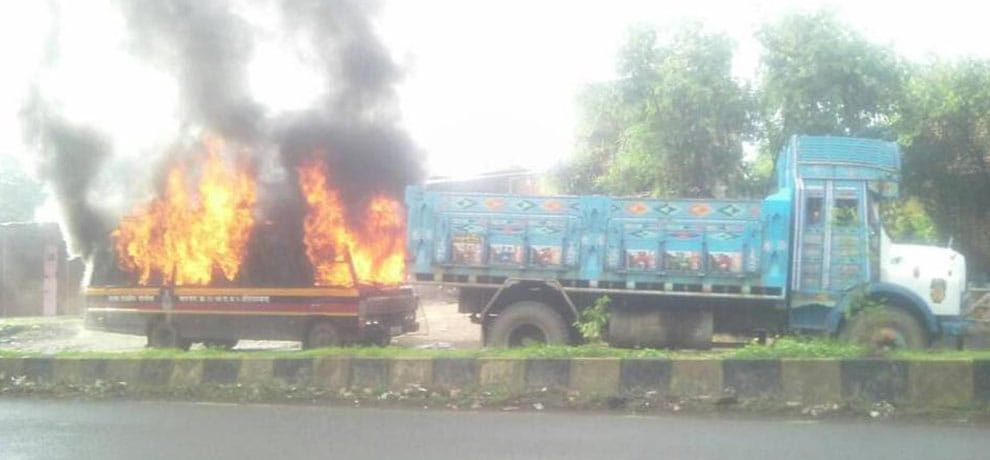 farmers protest truned voilent on thane-badlapur highway who angry on land acquired by MOD