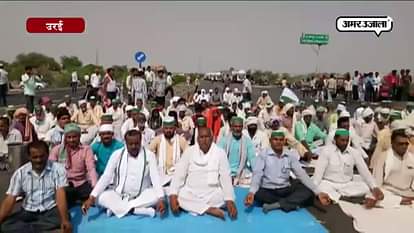 farmers protest by practicing yoga at Jhansi Kanpur national highway on international yoga day 2017