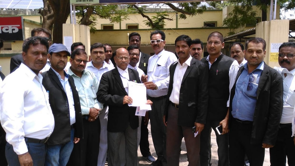  jaunpur lady constable threaten  lawyer 