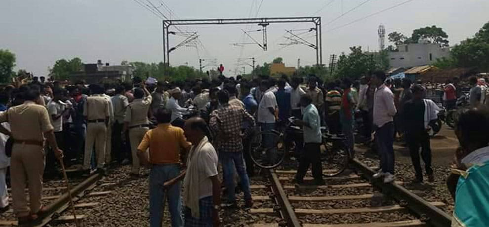 Madhya pradesh's farmers protesting after they blocked railway tracks and traffic