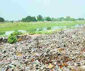 Garbage dumping near Paryavaran Park