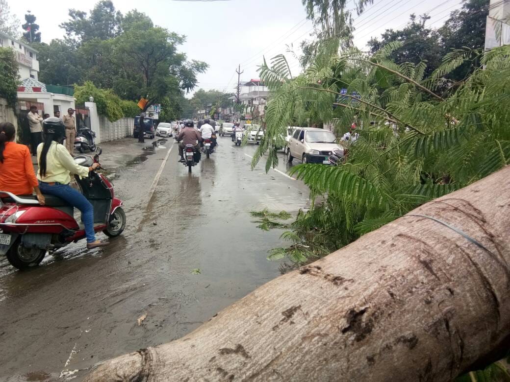 rain falling heavily in dehradun
