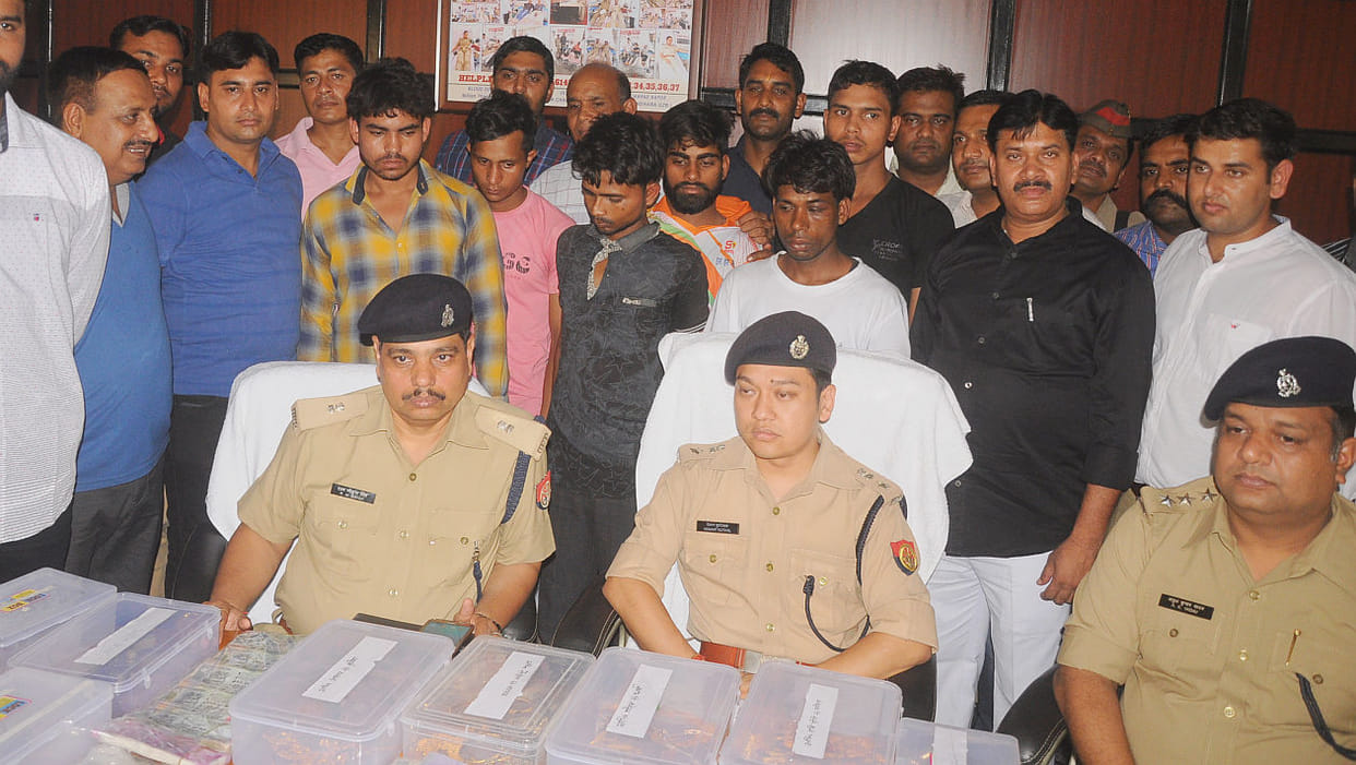 64 lakh robbery exposed.