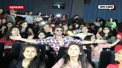 SHAHRUKH KHAN MEETS SEJALS DURING JAB HARRY MET SEJAL PROMOTIONAL EVENT IN AHMEDABAD 