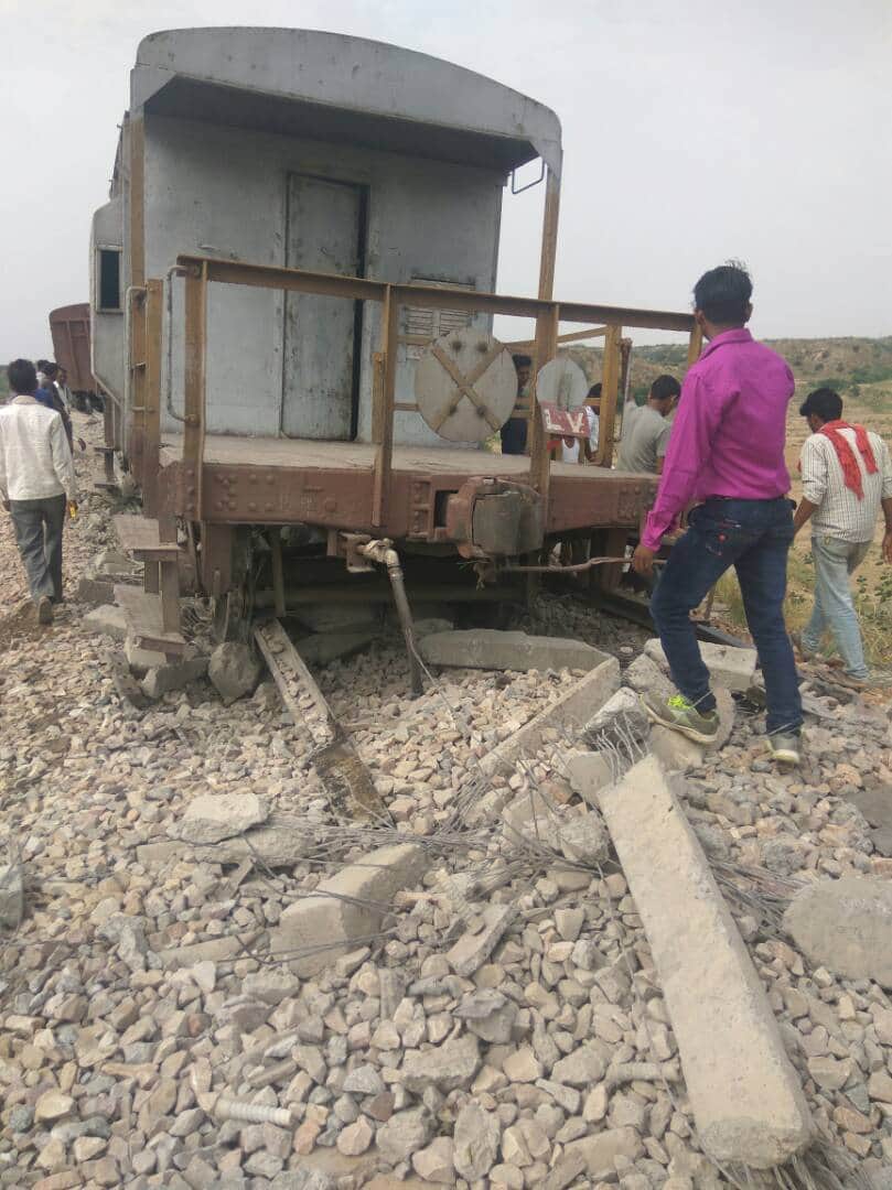 luggage train derailed in fatehabad on agra etawah railway track