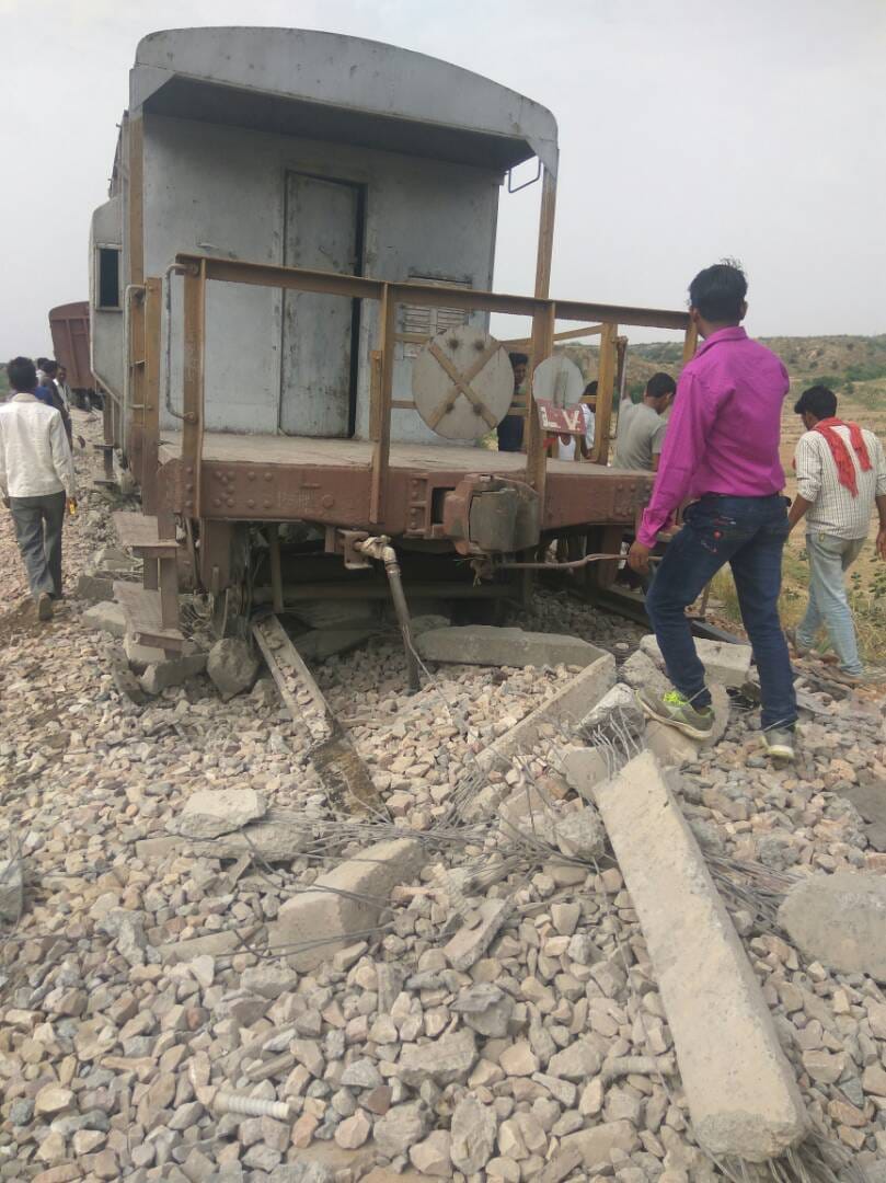 luggage train derailed in fatehabad on agra etawah railway track