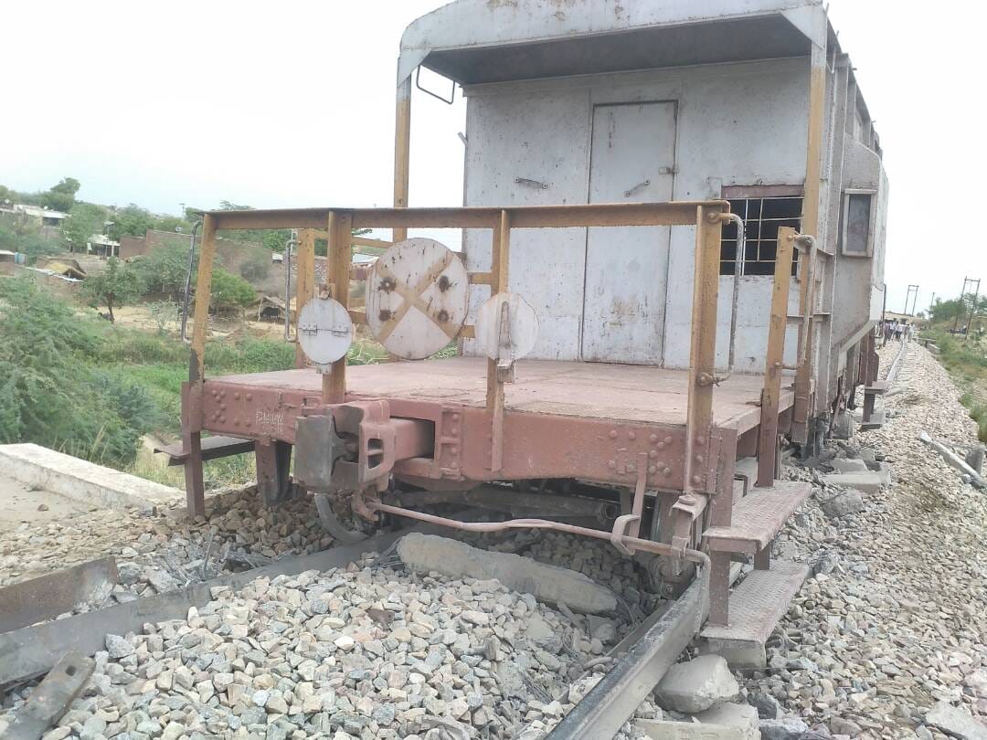 luggage train derailed in fatehabad on agra etawah railway track