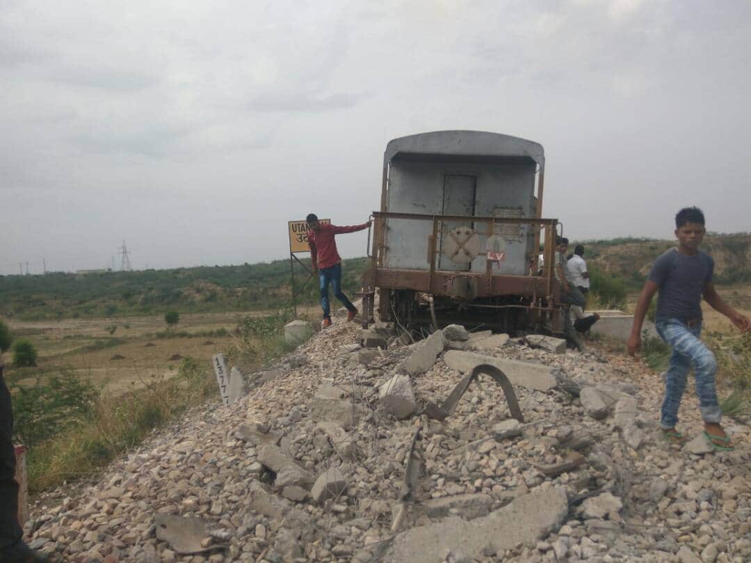 luggage train derailed in fatehabad on agra etawah railway track
