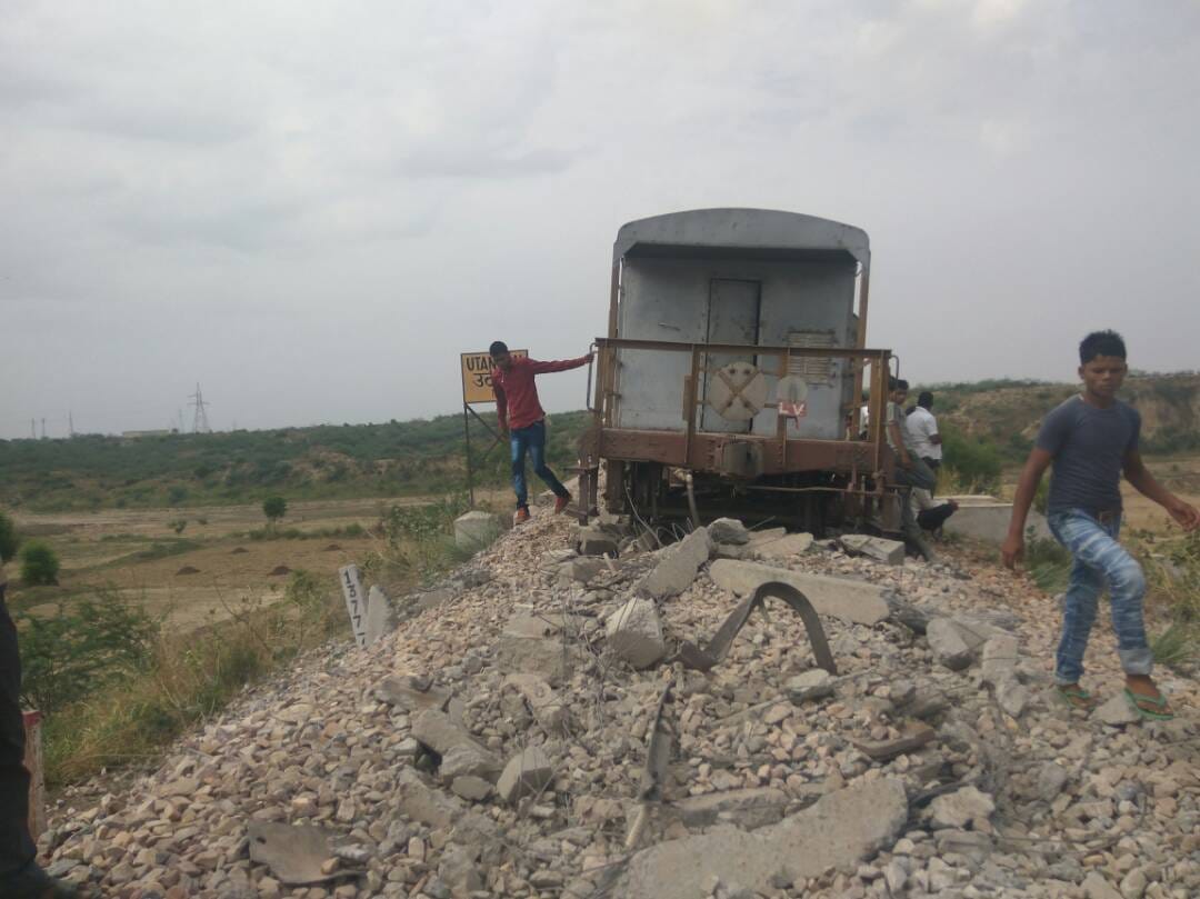 luggage train derailed in fatehabad on agra etawah railway track