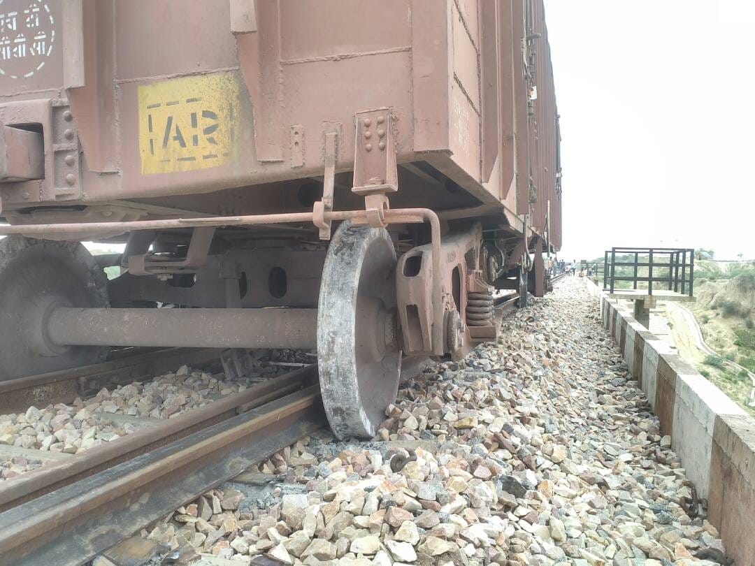 luggage train derailed in fatehabad on agra etawah railway track