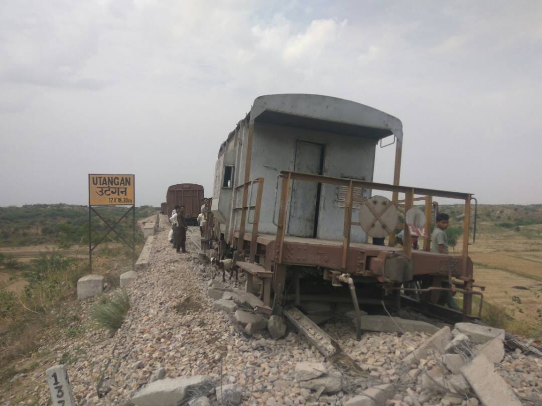 luggage train derailed in fatehabad on agra etawah railway track