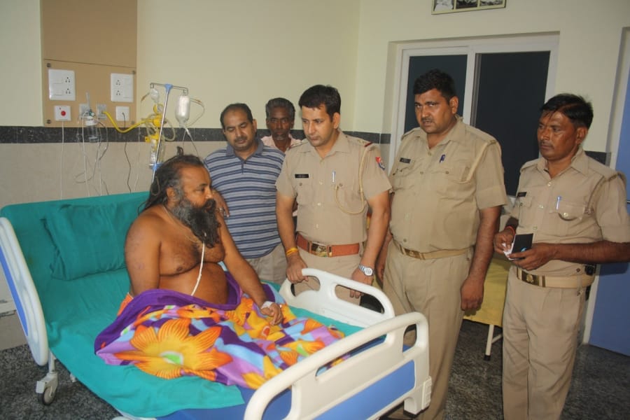 man gave poisen to sents in food and ran away after loot