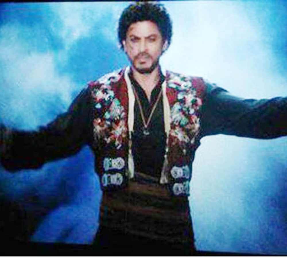 shahrukh khan photo leaked from salman khan film tubelight 