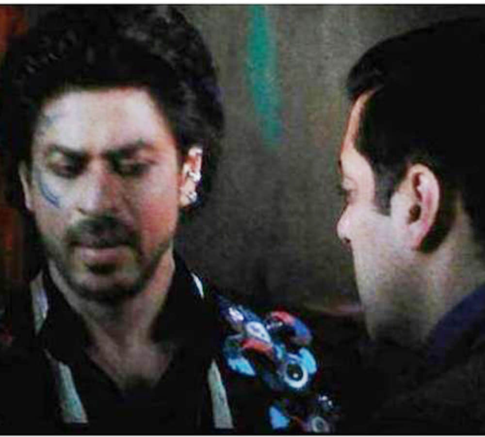 shahrukh khan photo leaked from salman khan film tubelight 