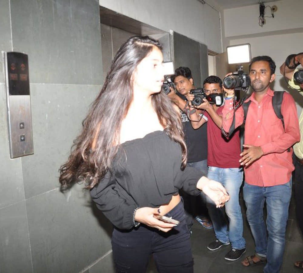 ShahRukh Khan daughter Suhana STEALS THE SHOW at Salman Tubelight movie