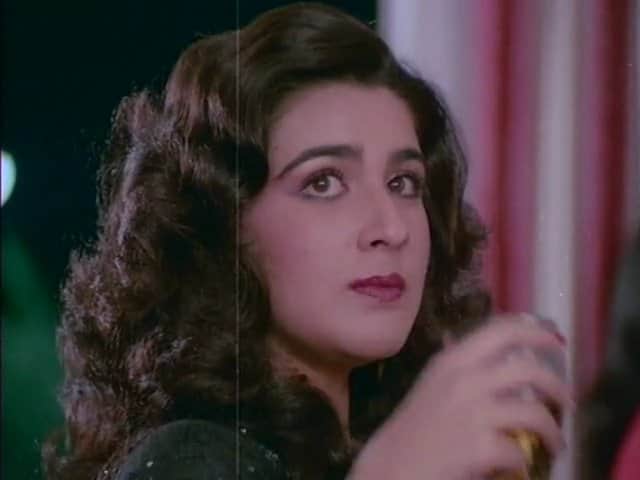 bollywood actor amitabh bachchan kissed amrita singh at a party 
