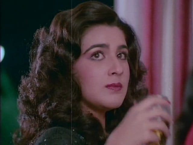 bollywood actor amitabh bachchan kissed amrita singh at a party 