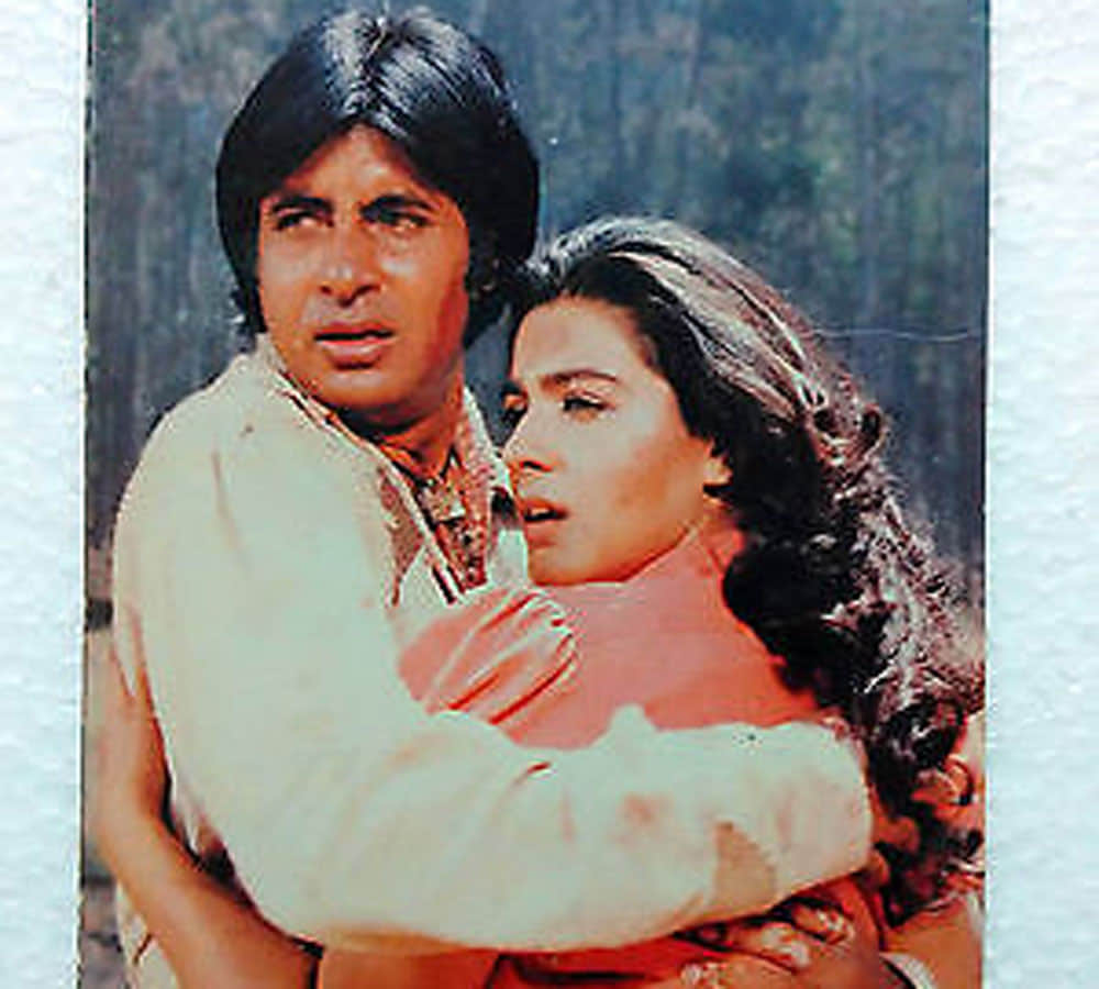 bollywood actor amitabh bachchan kissed amrita singh at a party 