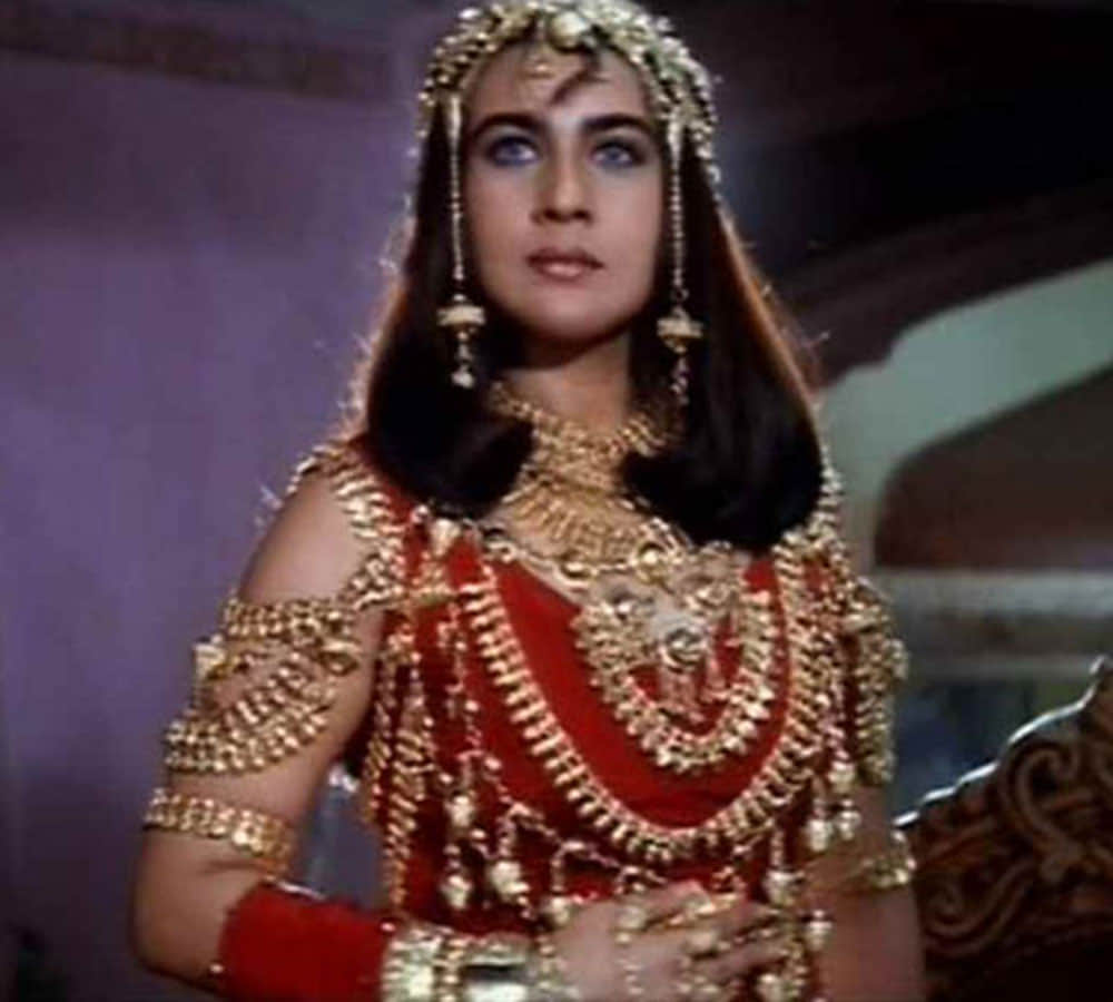 bollywood actor amitabh bachchan kissed amrita singh at a party 