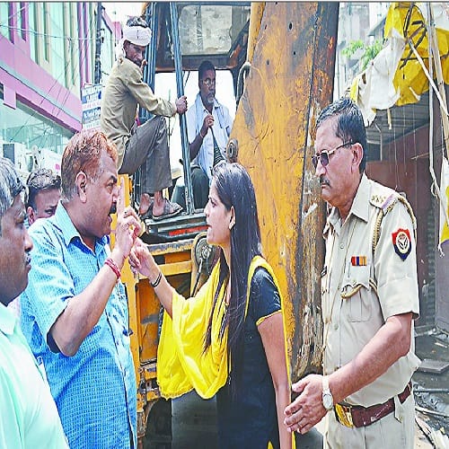Corporation broke illegal shops, woman upset, view Photos