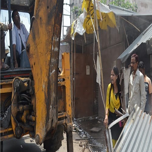 Corporation broke illegal shops, woman upset, view Photos