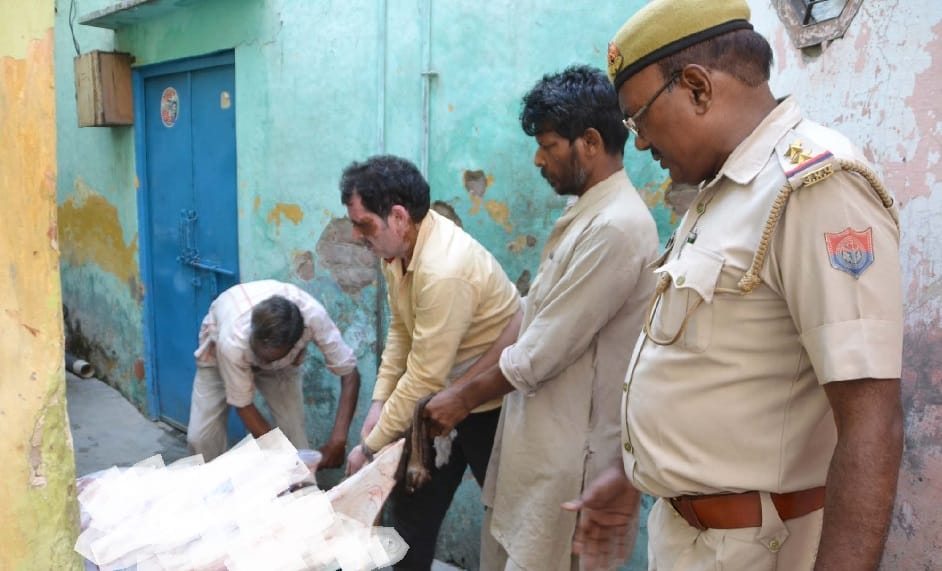 फरह में पकड़ी गई नकली गुटका बनाने की फैक्ट्री