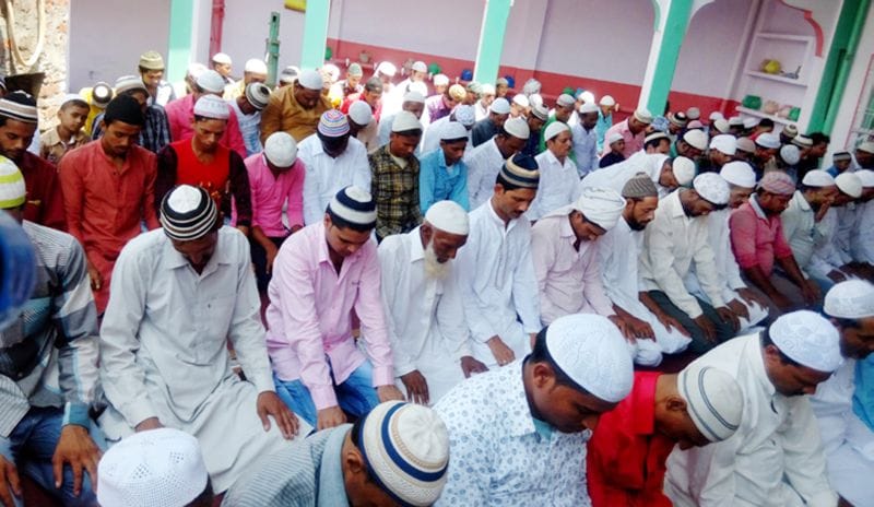 अलविदा जुमा: बारगाह ए इलाही में किया सजदा