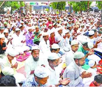 Thousands of arms raised in the prosperity of the country