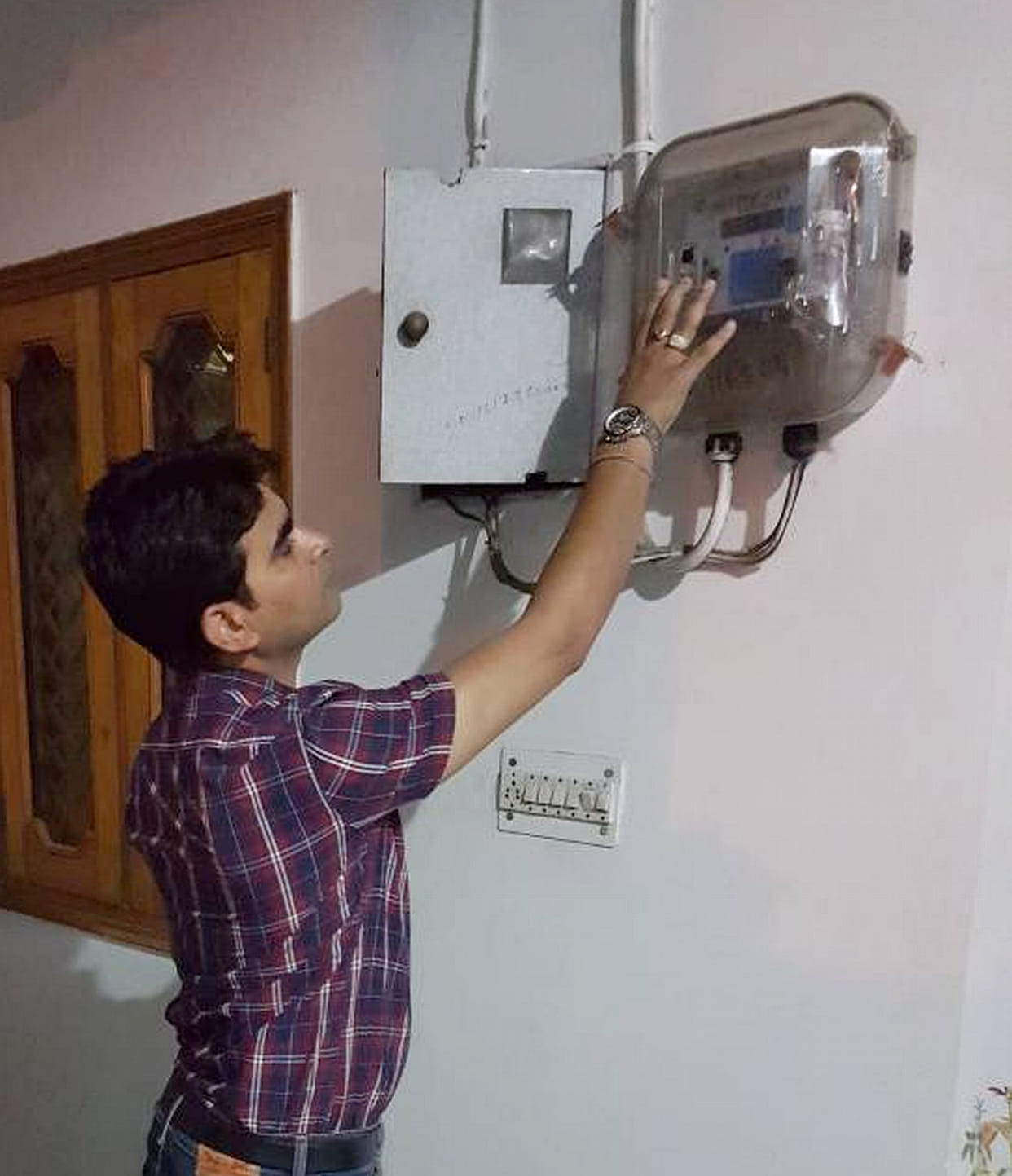 दीवारों पर लिखे बिजली बिल के बकाएदारों के  नाम