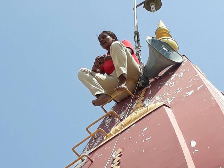 fatehabad lady climbed on top of temple