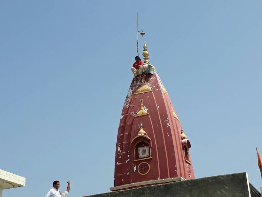 fatehabad lady climbed on top of temple