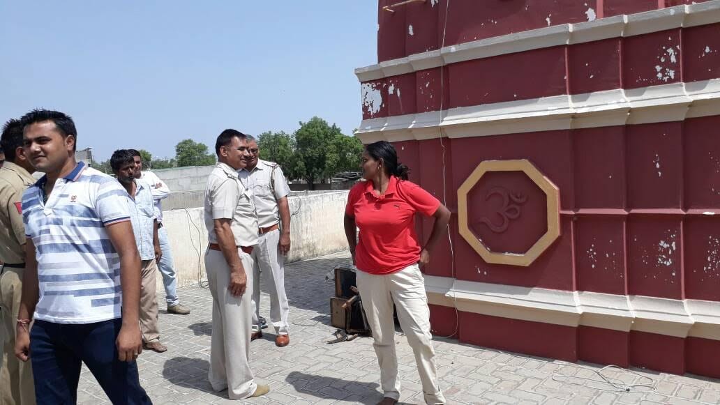 fatehabad lady climbed on top of temple