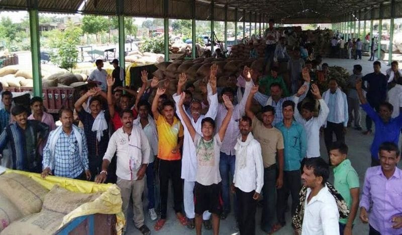 कीमत को लेकर मंडी में किसान गरजे