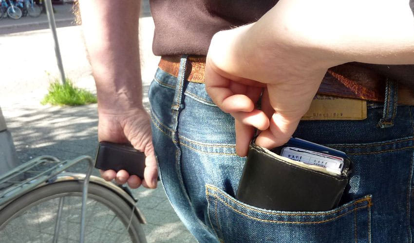If You keep your purse in your back pocket then be alert, it can put you in trouble, know how