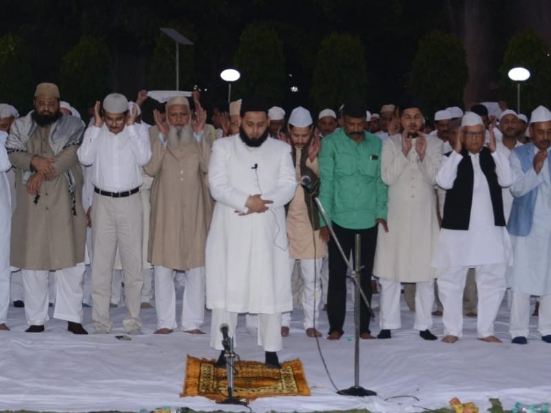 Uttar Pradesh governor hosts iftar party in governor house.