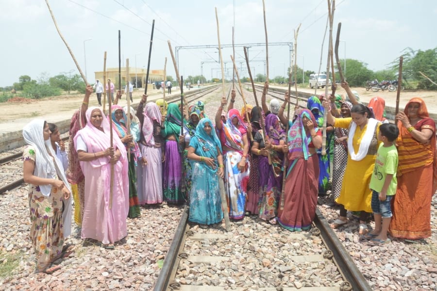 due to jat protest in rajhsthan thousands of passengers affected  
