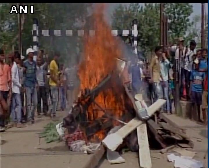 students fire police at bihar railway station in bihar 