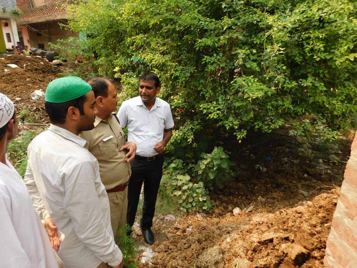 कब्रिस्तान पर कूड़ा डालने पर विवाद