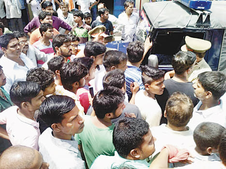 theft in mobile shop, businessmen on road